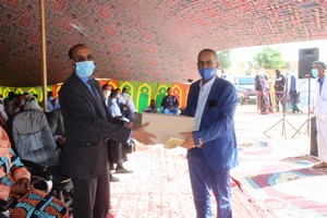 Distribution des cartons de masques  au  représentant de la commune de Ouad Naga